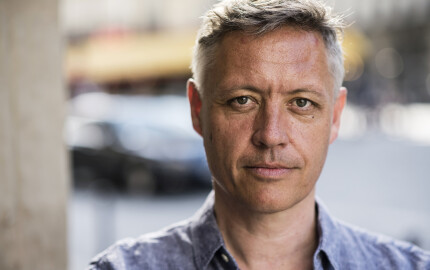 Portrait de Robert Thorogood, auteur et scénariste anglais. 